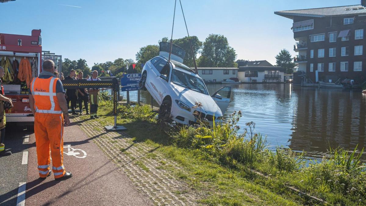 Automobilist in Beinsdorp haalt nat pak na 'ruzie' met wesp in auto