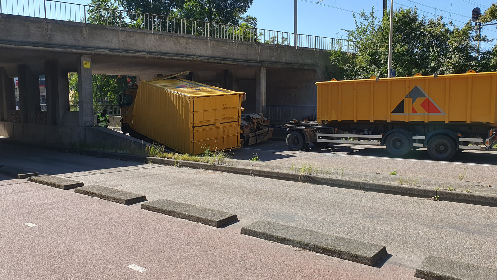 Vrachtwagen tegen spoorbrug Zaandam Kogerveld