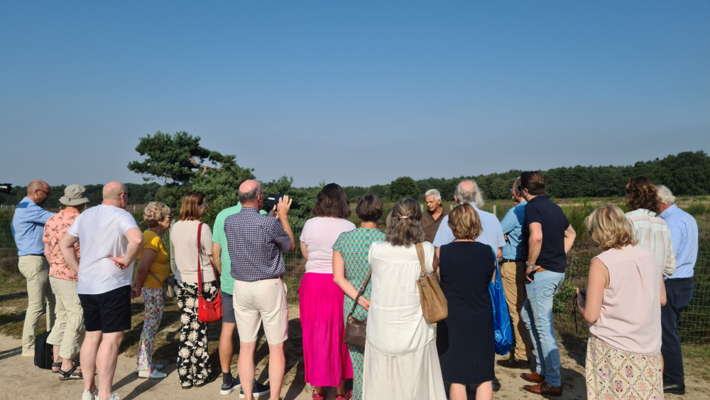 Kunstwerk van Singer bij de leemkuil