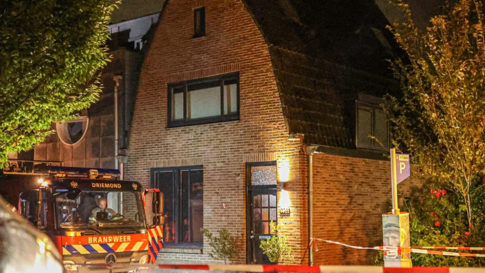 Explosie Bij Woning Aan Herensingel In Weesp, Bewoners Blussen Zelf De ...