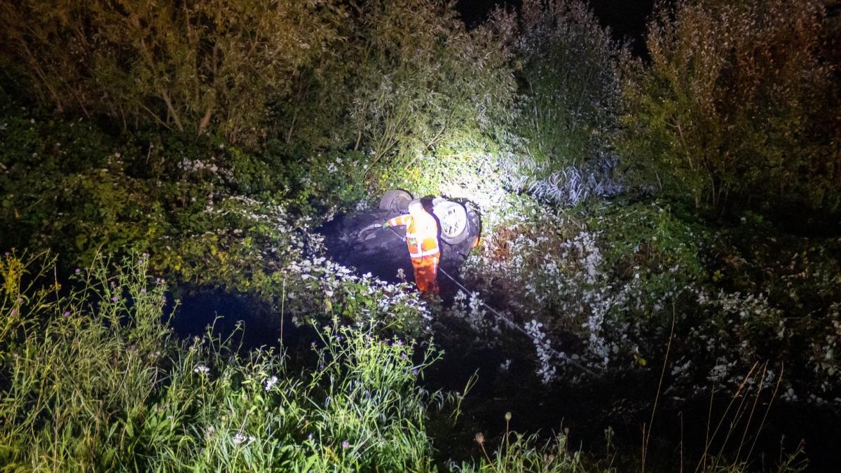 Auto over de kop in Cruquius: twee gewonden, bestuurder test positief op alcohol