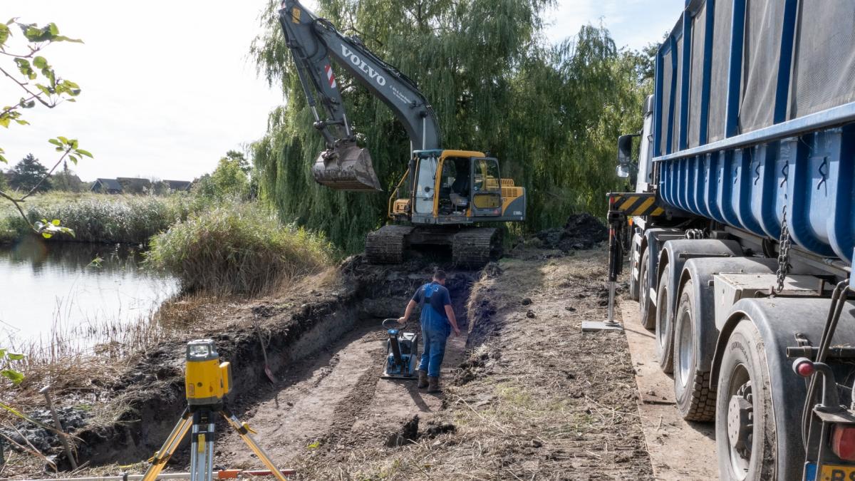 Vrijwilligers in Ursem bouwen speciale broedplaatsen voor oeverzwaluwen