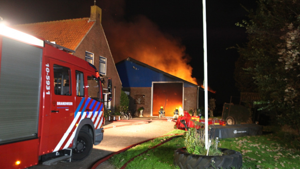 Texelse hooischuur verwoest door grote brand, brandweer heeft handen vol aan vlammen
