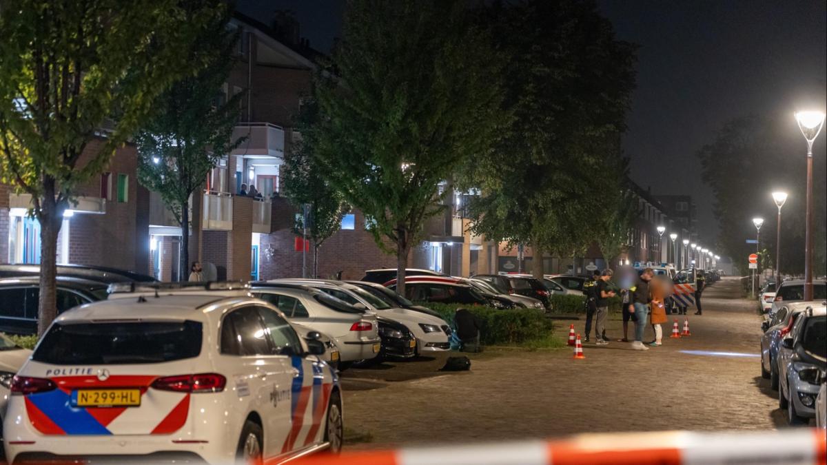 Harde knal op Baansingel, schade aan voordeur door explosief