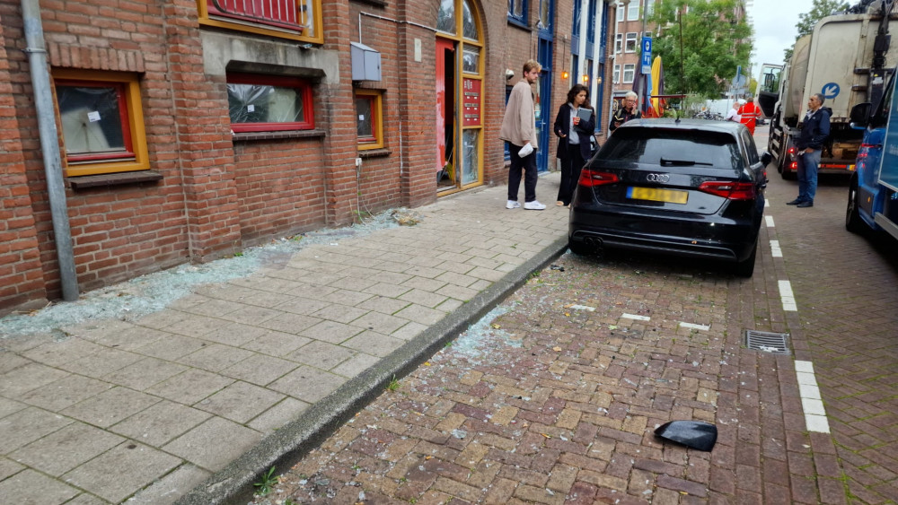 Grote Schade Door Explosie In Amsterdam: Stoep Bezaaid Met Glas En ...