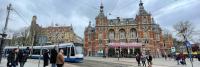 Voor een gebouw steekt een tram de straat over.