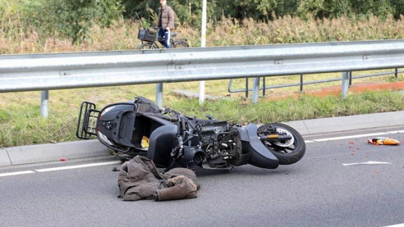 De scooter eindigde op de busbaan