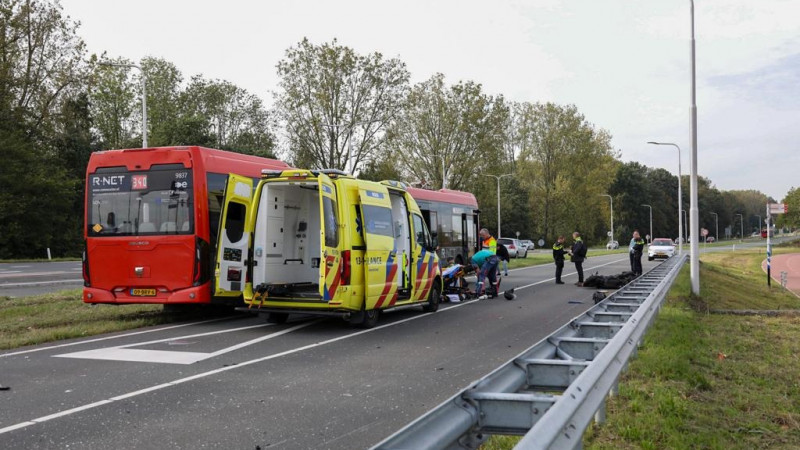 De scooterrijder werd met een ambulance naar het ziekenhuis gebracht