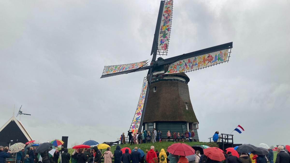 Kunstwerk ter ere van vrijheid op wieken van de Etersheimer Braakmolen onthuld