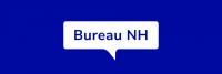 Bureau nh-logo op een blauwe achtergrond.