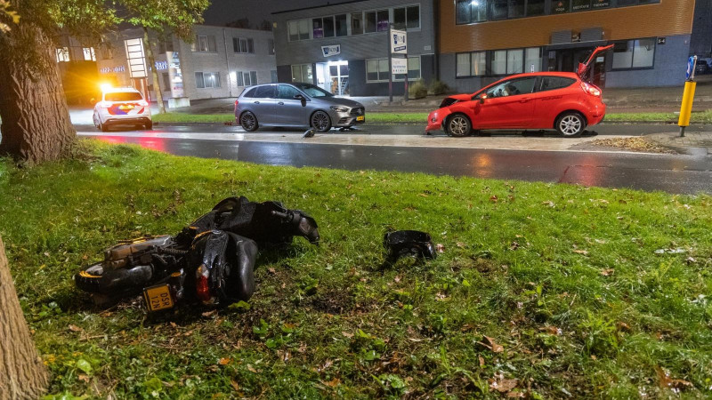 Auto en scooter total loss op Westerdreef Nieuw-Vennep