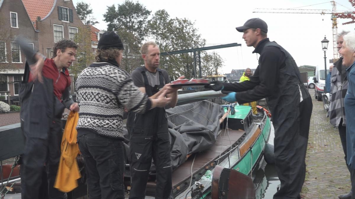 Deelnemers aan de Strontrace hebben snertweer, maar in Spaarndam wacht de erwtensoep