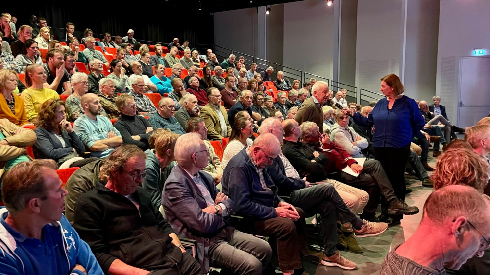 Het publiek krijgt de kans om vragen te stellen aan Johan Vollenbroek en de rest van het panel