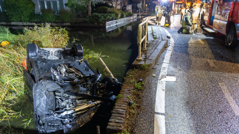 Porsche belandt in water langs Noordeinde Landsmeer