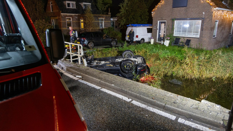 Porsche belandt in water langs Noordeinde Landsmeer