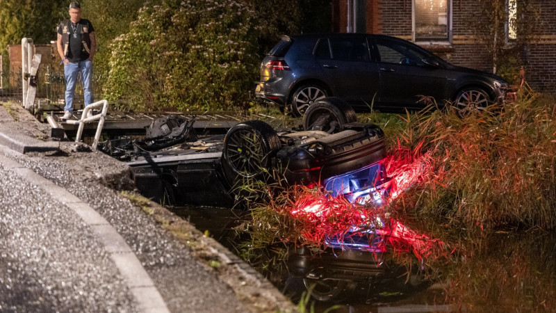 Porsche belandt in water langs Noordeinde Landsmeer