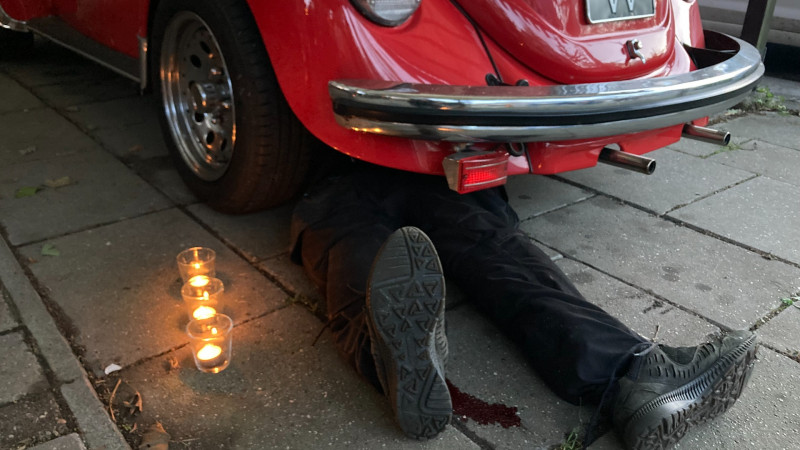 Een 'dode' man onder een auto