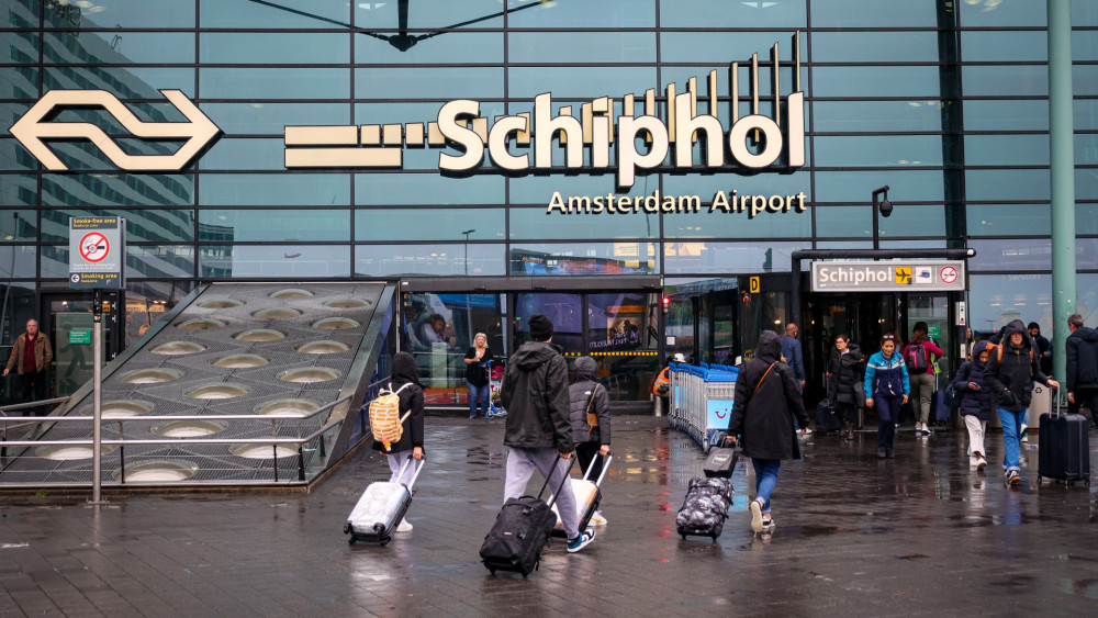 Opgepakte man (67) in bus Amstelveen riep al op Schiphol dat hij een bom bij zich droeg