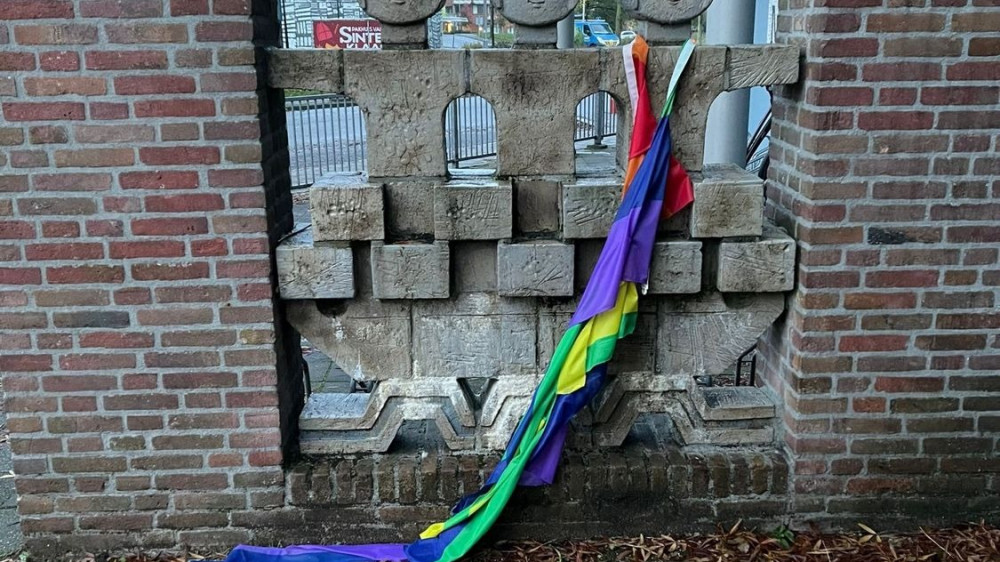 Wie schreef de bijbelleus en verscheurde de regenboogvlag bij