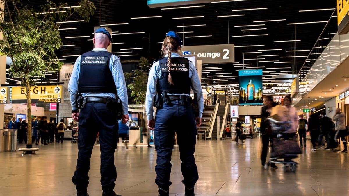 Man aangehouden op Schiphol op verdenking van invoer 'grote partij cannabis' • Wielrenner (78) overl