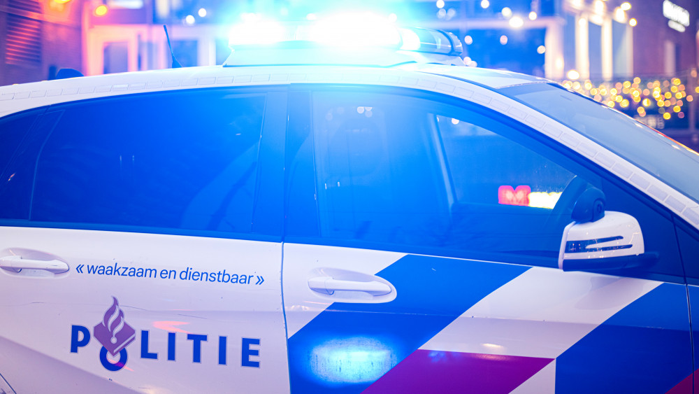 Gewonde bij harde botsing tussen twee autos, persoon uit auto bevrijd door brandweer. Gewonde bij harde botsing tussen twee autos, persoon uit auto bevrijd door brandweer.