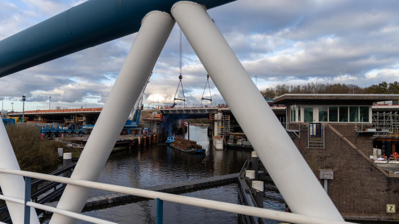 Tijdelijk brugdek Schipholbrug op z'n plek gehesen