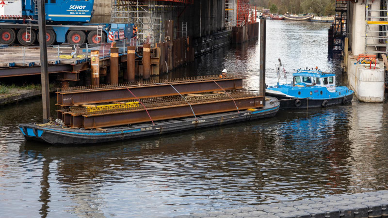 Tijdelijk brugdek Schipholbrug op z'n plek gehesen