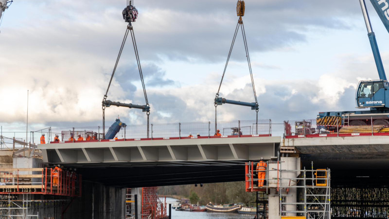 Tijdelijk brugdek Schipholbrug op z'n plek gehesen