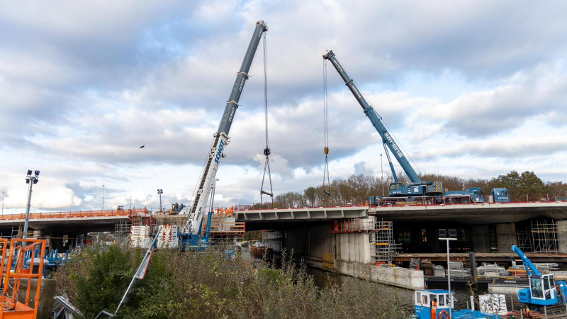 Tijdelijk brugdek Schipholbrug op z'n plek gehesen