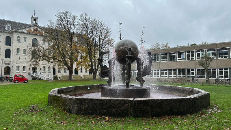 Krakers 'kleuren' water fonteinen rood