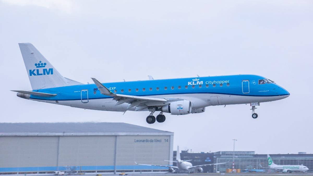 Drie nepagenten stelen sieraden van vrouw • KLM stelt vluchten naar Dubai en Saudi-Arabië langer uit