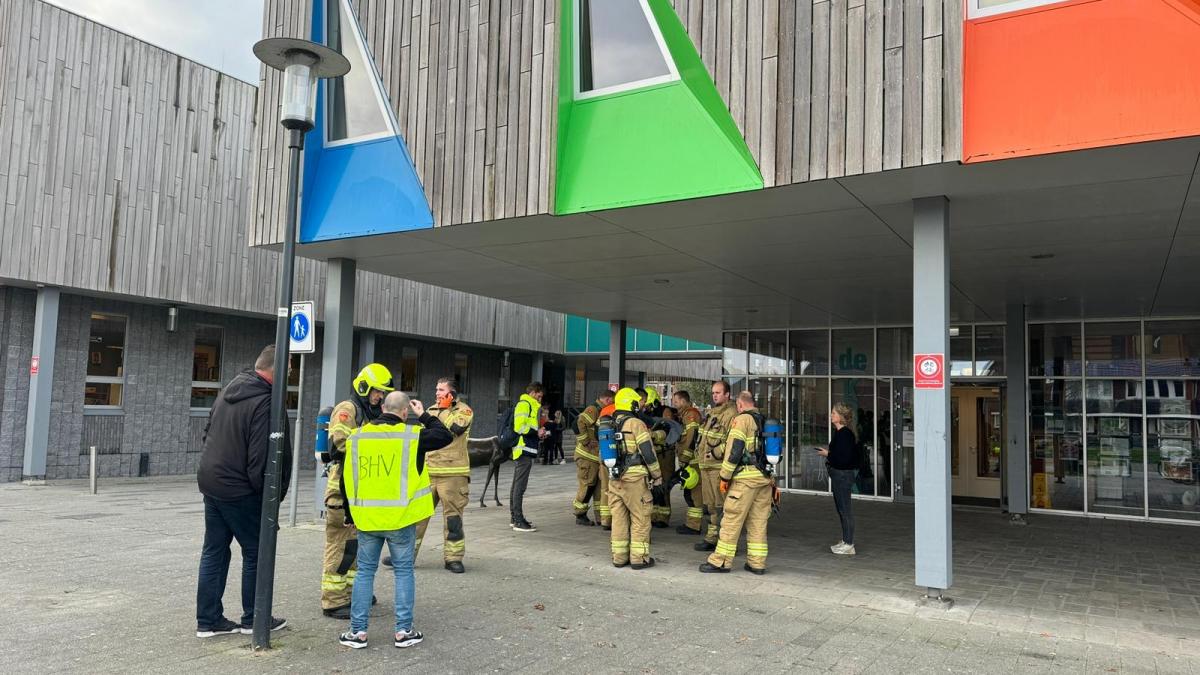hulpdiensten-rukken-uit-voor-ongeval-basisschool-in-zwaag-leerlingen