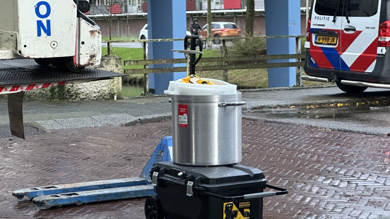 Er werd onder andere een grote pan uit de woning gehaald