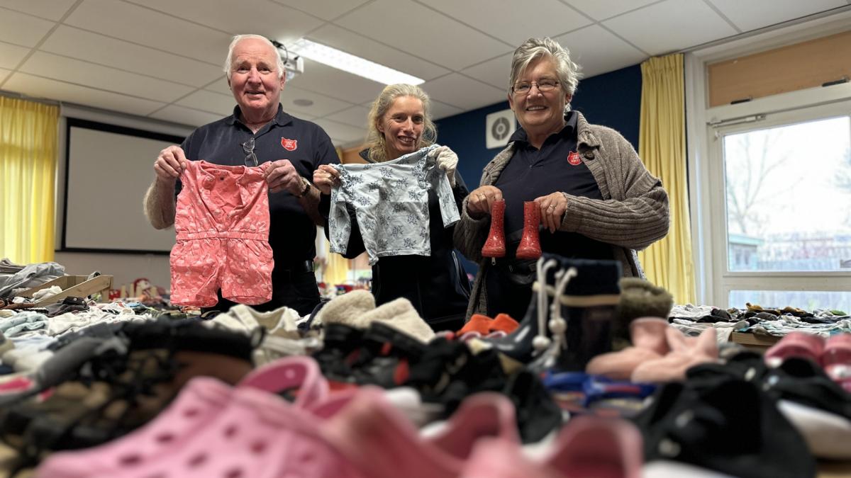 Geen tijd voor stemwijzers: Siem (79) heeft vooral babykleding gevouwen voor vandaag