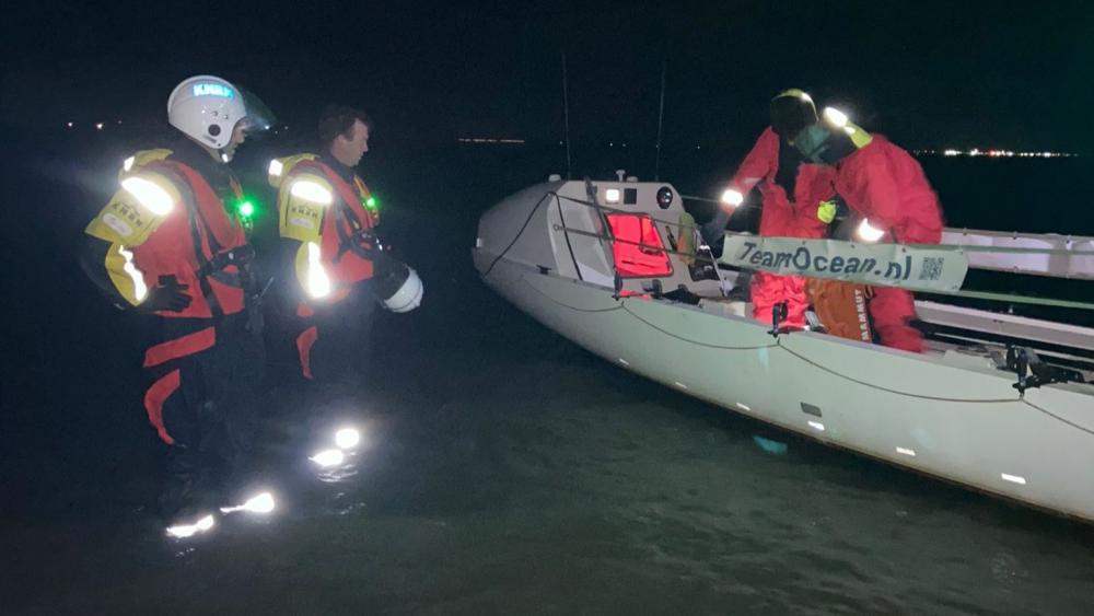 De Ambrosia van Team Ocean is vastgelopen op een zandbank in de Waddenzee