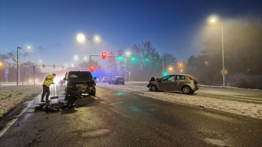 Gladheid: twee autos total loss na botsing op provinciale weg bij Alkmaar.