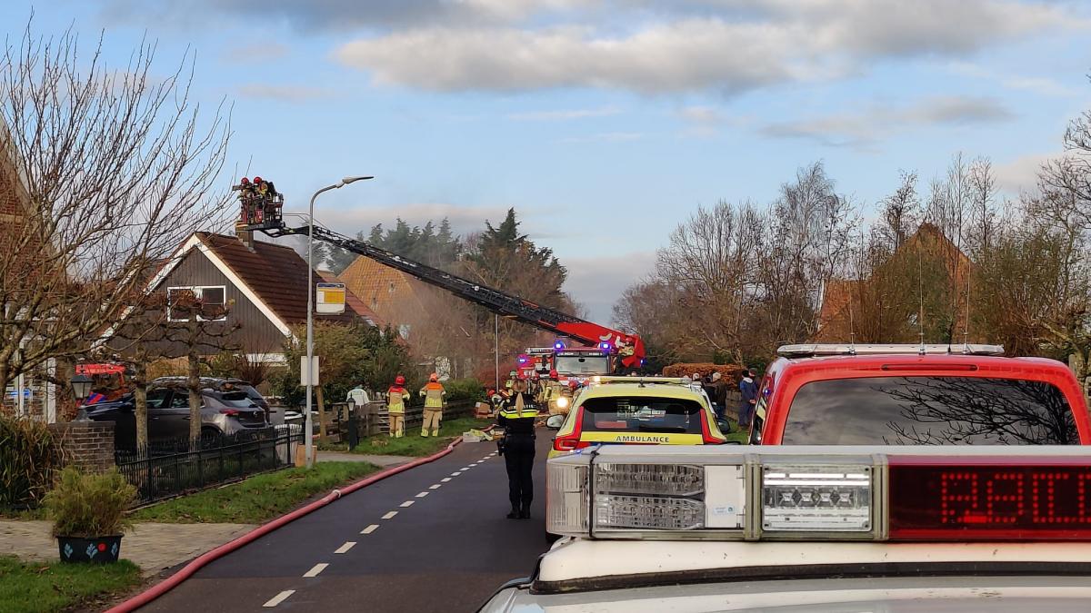 Grote brand in vrijstaande woning Middelie, rook in wijde omtrek te zien