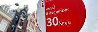 Een rood-wit bord op een straat in Amsterdam.