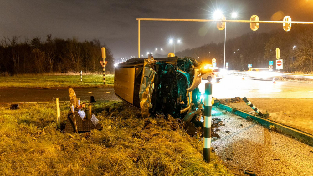 Auto op zn kant bij ongeluk in Velsen-Zuid, meerdere gewonden.