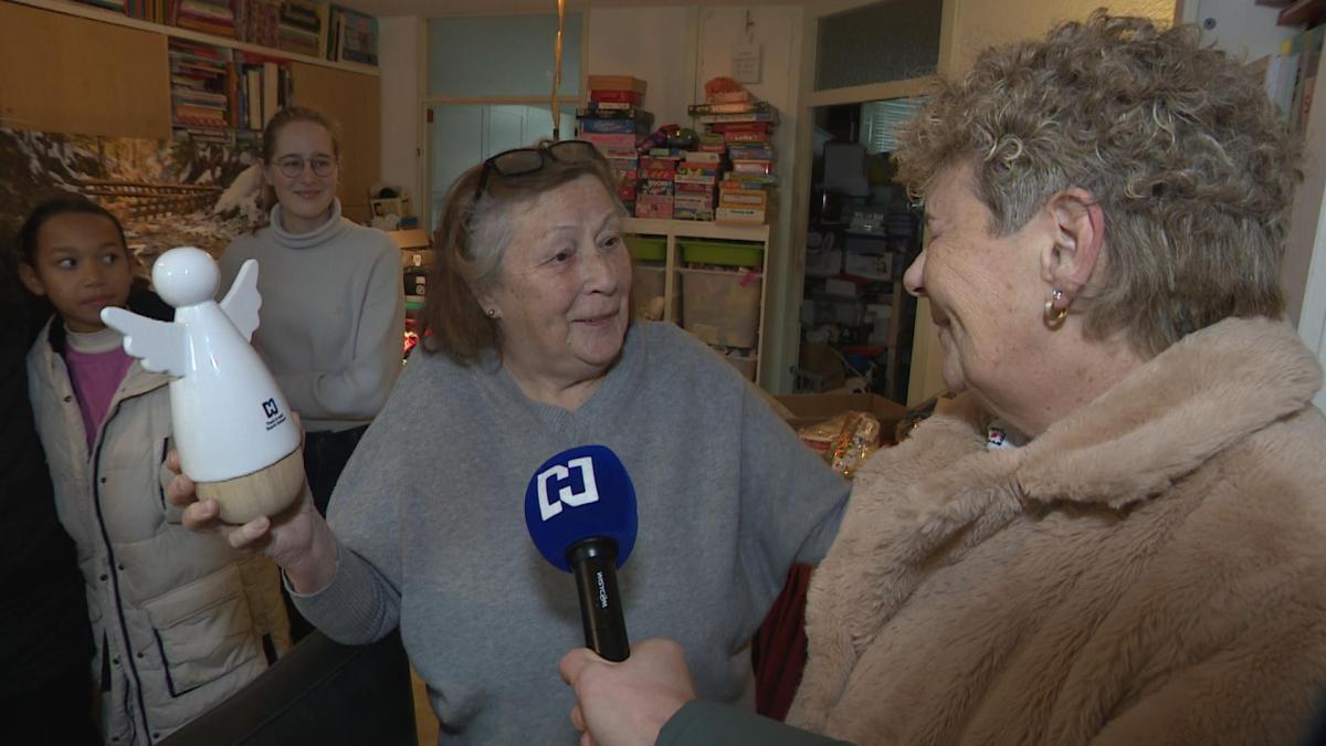 Huis van 'engel' Corry staat vol kerstpakketten voor minima: 