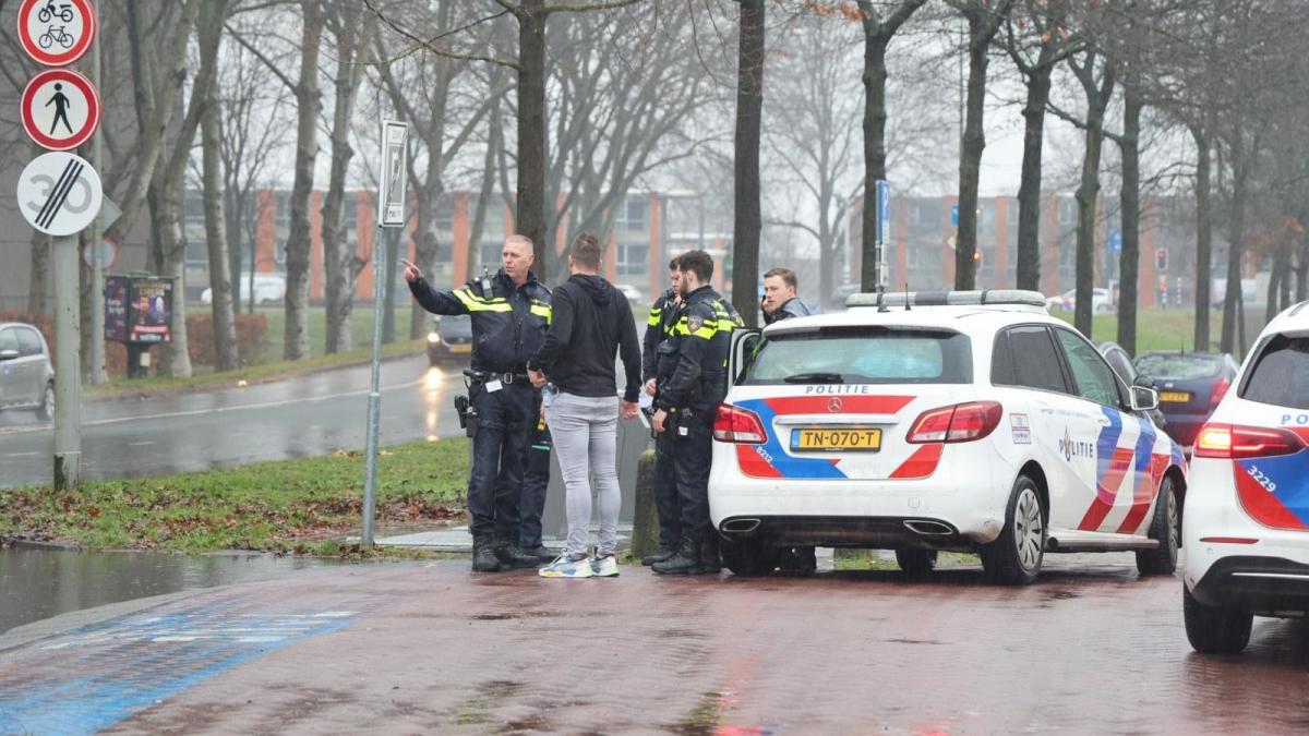 Juwelenbezorger bestolen van bestelbus door mannen met vuurwapens in Diemen-Zuid