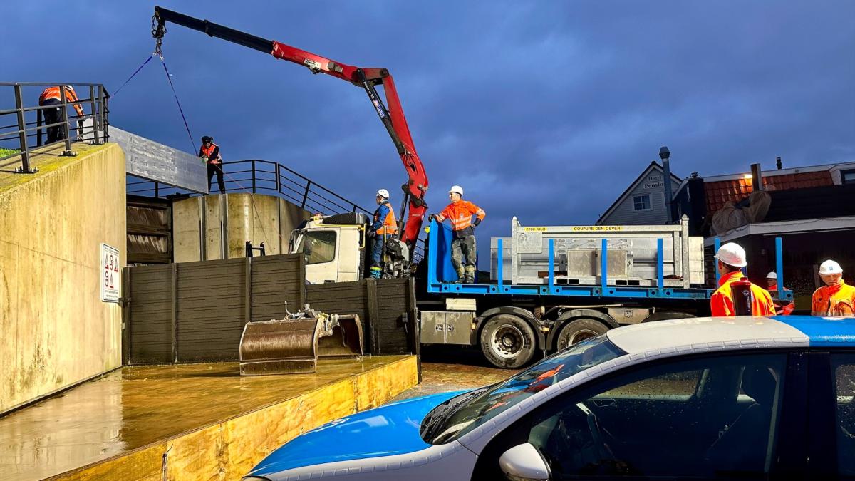 Kijken: dijkgat Den Oever wordt gesloten voor storm Pia