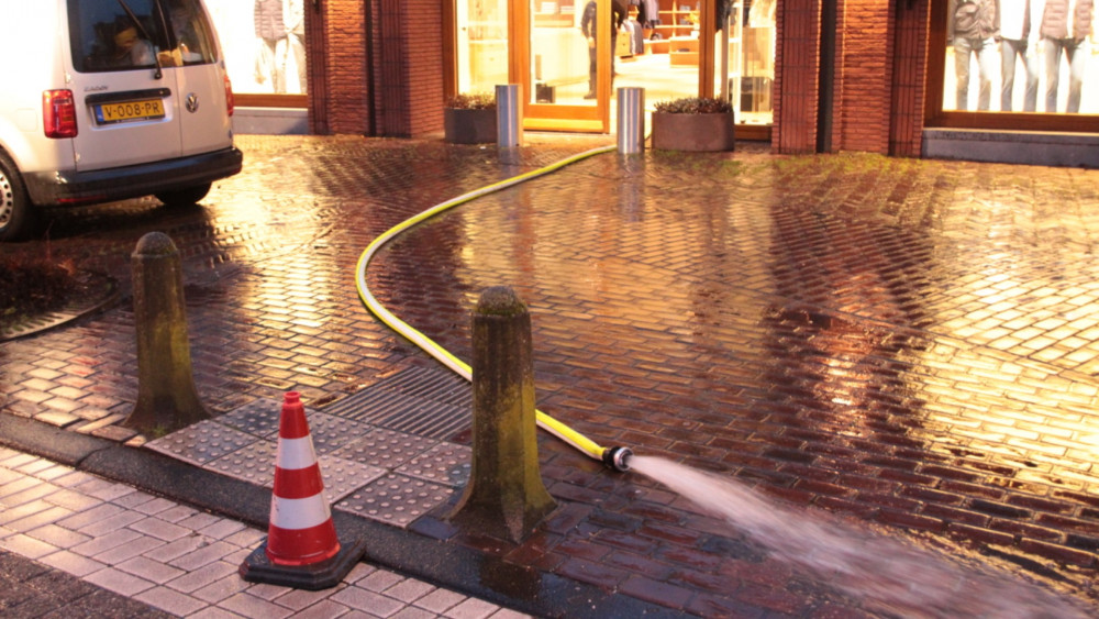 Kelder van kledingwinkel ondergelopen