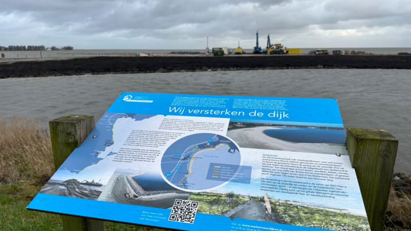 Informatiebord over de dijkversterking bij Hoorns stadsstrand 