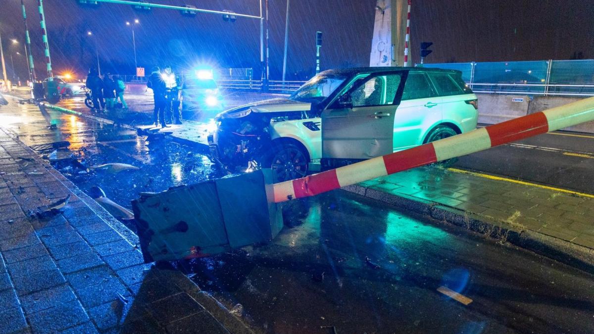 Crash op Cruquiusbrug: Uithoornaar (38) opgepakt voor rijden onder invloed