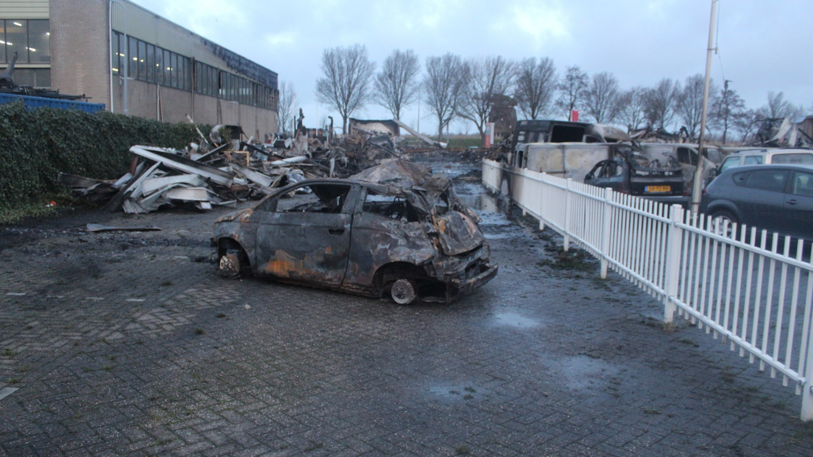 Brand garage Heerhugowaard geblust, pand en auto's compleet weggevaagd