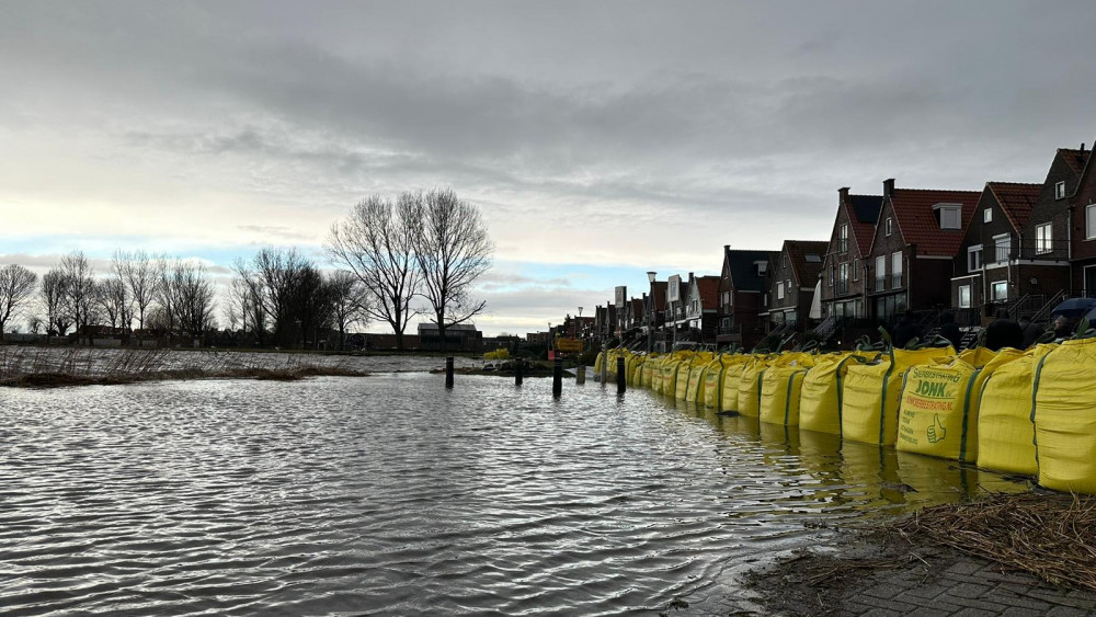 Uitzonderlijk Hoogwater In Hoorn En Volendam, Huizen Lopen Onder - NH ...