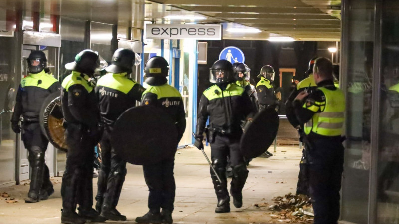 Ongeregeldheden in winkelcentrum de Kostmand in Huizen