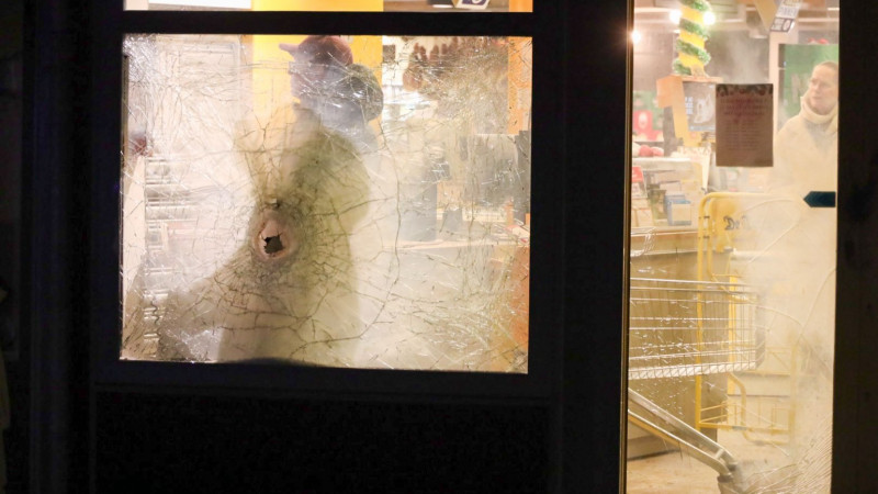 Ongeregeldheden in winkelcentrum de Kostmand in Huizen
