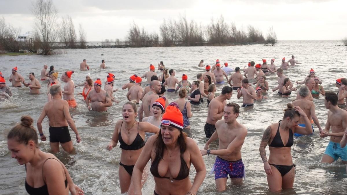 Fris beginnen aan 2024 met nieuwjaarsduiken in Hoorn, Medemblik en Schellinkhout